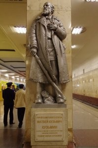 Вопрос в том, что кулачьё это самовосстанавливающийся и реорганизующийся процесс. Для крестьянина кулак это образ человека, у которого жизнь удалась. И когда, при чёрном переделе старое, летом 1917 года, дореволюционное кулачьё было изведено, порой под корень, на их месте сразу же образовалось новое кулачьё. Из тех кому старые не давали подняться. Вот с ними то, "новыми кулаками" советская власть и боролась. Но скажем честно хреново боролась. Ибо кулак Ельцин мстящей советской власти за деда, сумел сделать карьеру. И вон как отомстил, людям до сих пор икается. Так что для искоренения, такого мерзкого явления, как  кулачество, а современные Цапки это и есть кулачество в чистом виде, было просто необходимо уничтожить его социальную и экономическую базу. 
Ну а по поводу единоличников брехать не надо, что их третировали. В Москве, на станции метро "Партизанская" стоит памятник самому пожилому герою Советского Союза. Крестьянину единоличнику. И это в начале 40-х.