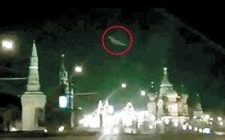 Над землей х..йня летала
Серебристого металла