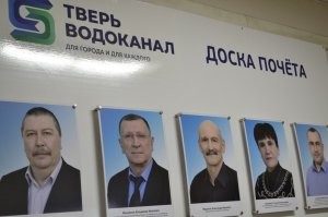 Не думаю, что он к резюме прикладывал фотку в 25мБ :)
Пример на фото - если немного ухудшить качество, то фамилии не разберешь, да и год выпуска мог быть не указан, т.к. могли быть фотки еще учащихся