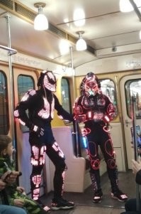 Это ютуберы. Да и остальные люди с фоток явно косплейщики или аниматоры. Пара штук фоток возможно на самом деле фото ненормальных.