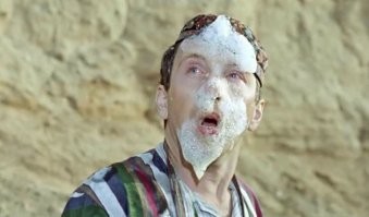 Парень, который не умеет обращаться с аппаратом по производству сладкой ваты