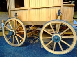 На вашем фото реконструкция древнеримской повозки. Она относится к 320 году, Кёлн. Римско-германский музей.
Позволяло совершать повороты малого радиуса.