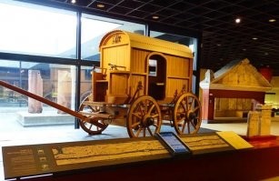 На вашем фото реконструкция древнеримской повозки. Она относится к 320 году, Кёлн. Римско-германский музей.
Позволяло совершать повороты малого радиуса.