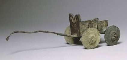 В северной Африке во ещё времена фараонов, повозки представляли собой соединенные 2 или три колесницы с общей площадкой на них.  Таким образом перовозили и грузы и корабли.  Затем это эволюционировало в разных странах, в результате войн, торговли.  
К ним, в Египет, считается, пришли от ассирийцев, а к тем от шумеров. 
: "Медная модель четырёхколесной боевой повозки, найдена  в Уре, сейчас хранится в Британском музее, Лондон.  найденная в погребении середины III тысячелетия до н.э.