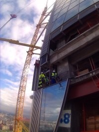 То о чем ты говоришь это мачтовый подъемник (сканлибер), и монтаж стойк-ригель. 
А происходящее на видео, это элементный фасад, так строилась "Лахта" у "вас в Питере", Если ты наблюдал, то при строительстве, кроме башенных кранов невидел там ни каких "лесов" и подъемников. Монтаж происходит с перекрытий зданий.
