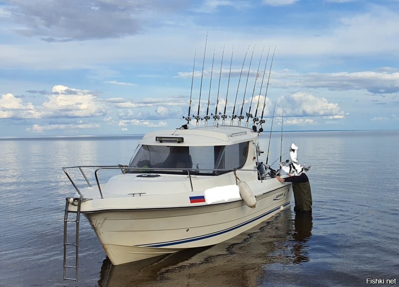 Там , ближе к корме @1488997 стоит, придерживает