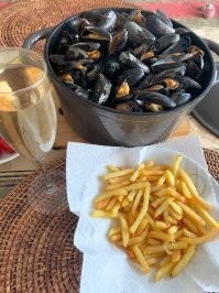 Я каждую неделю в море , устрицы бывают не везде , если конкретней то ближе к Атлантике , в северном море больше мидий , допустим раньше с женой специально ездили на черные и белые скалы в Нормандию , набирали ведрами и везли домой , сейчас мне легче пойти в магазин и заплатить 5 евро за 2 кг живых . Вот к примеру вчера просто захотел мулей и купил , а мидии так себе реально на любителя . Раки кстати местные , у нас рядом с домом озеро я иногда по вечерам прохожу с сочком и набираю .