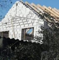 Ну тут все понятно - сделали крышу, потом решили нарастить чердак или сделать мансардный этаж... А так как делали сами, то и результат налицо. 
Что касается подвешенной стиралки - очень часто видел такое решение в маленьких квартирах.