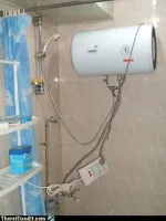 И, что здесь не так? Обычный съёмный нагреватель. Только сфотографирован по идиотски. Провод кидается поверху. На 20 дней аккуратного пользования (не поливать соединение из душа), вполне достаточно, а, вот стационарная розетка, тут уж точно, накер не нужна. По хорошему, надо открутить родной провод и заменить его на более длинный. В крайнем случае, использовать одинарный удлиннитель, а не сетевой фильтр.