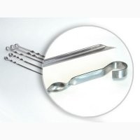 Лично моё мнение, но легче один раз купить (изготовить) уголковые шампуры из качественной стали, и спокойно жарить мясо. Кусочки насаженные не будут проворачиваться, и вращать их путём поворота вдоль продольной оси шампура - будет удобно.  А то с 2 шпашками и гемора больше при насаживании, и на ребро не поставишь, т.е. мясо будет готовится только в с 2-х сторон. А с нормальными шампурами - вращай как хочешь.

Дешманские магазинные не подойдут, их делают из какой-то ерунды, так что они от веса шашлыка прогибаются. нужны серьёзные, мужицкие шампура, такие чтоб и мясо приготовить, и от медведя отбиться можно было, если что.. или использовать в подкалиберном снаряде танковой пушки, вместо сердечника из карбид-вольфрамового стержня.