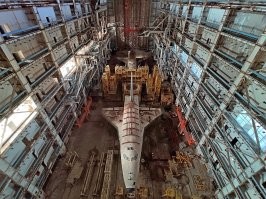 "Буран" был раздавлен в рухнувшем ангаре еще в 2002 году.
У летавшего "бурана" был систершип, который готовили к полету и почти успели подготовить. Вот он. Ну и есть несколько технологических макетов, которые строились не для космоса а для отработки чего-то там.