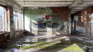 4) Заброшенное здание (вроде больница или что-то с моряками) в Ломоносове