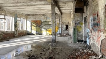 4) Заброшенное здание (вроде больница или что-то с моряками) в Ломоносове