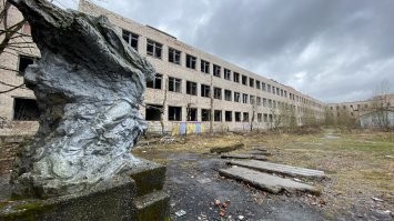 4) Заброшенное здание (вроде больница или что-то с моряками) в Ломоносове