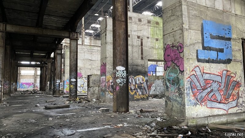Офигенные атмосферные места, спасибо!
Поделюсь немного своей коллекцией прекрасных Питерских заброшек, куда лазил по 2-3 раза так же

1) Заброшенный цех Кировского Завода