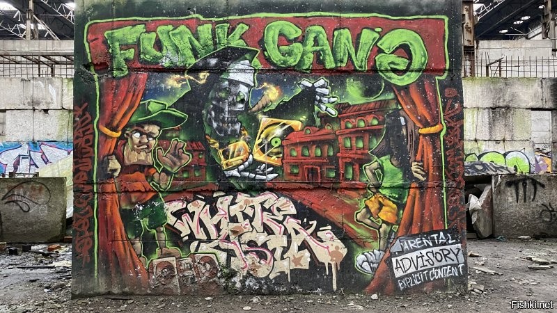 Офигенные атмосферные места, спасибо!
Поделюсь немного своей коллекцией прекрасных Питерских заброшек, куда лазил по 2-3 раза так же

1) Заброшенный цех Кировского Завода