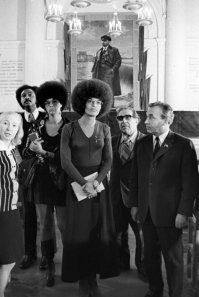 Анжела Дэвис, за свободу которой боролись, таки приехала в Ленинград. Анжела в Смольном с Романовым