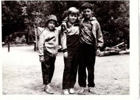 А вот Вам моя фотка из 90-х начало =)
Я в панаме =)