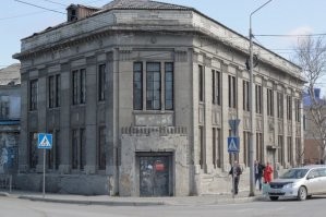Здание японского банка в г. Корсаков. Все собираются отреставрировать, даже начинали, но что-то пока никак.
 Еще на Сахалине полно японских дотов вдоль побережья. Довольно много мостов, которые эксплуатируются до сих пор.