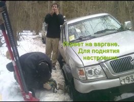 Это у вас браузер так с картинками на сайте Фишек поступает. 
Сам, автоматически масштабирует. 
Если открыть картинку в отдельном окне, то будет видна необрезанной. 
И можно будет изменить масштаб. 

Размер букв на картинке закладывается при создании картинки. 
И изменить его потом, это изменить всю картинку. 
Скриншот создаёт картинку того, что и как видит пользователь на своём экране. 
Поэтому, физически отображаемый размер картинки, на других устройствах может отличаться. 
И от создавшего картинку, это никак не зависит.