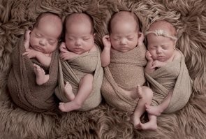 Тут, кстати, видно, что пацаны одинаковые, а девочка слегка отличается.