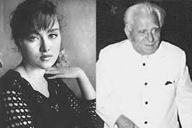 Ника Турбина в 16 лет. . В 1990 году у поэтессы случился нервный срыв, после чего она уехала в Швейцарию. Официальной причиной выезда указывалась учёба, но по факту Ника лечилась в психиатрической клинике в Лозанне. Там же она заключила официальный брак со своим лечащим психиатром, синьором Джованни: до этого они были знакомы по переписке. Ей 16,  ему 76 лет.