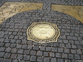 В Москве, перед входом на Красную площадь есть табличка "0 километр".
Приезжий люд монетки, на счастье,  через плечо кидает. Так местные бабки, и бомжи, реально как голуби, за монетками прыгают..