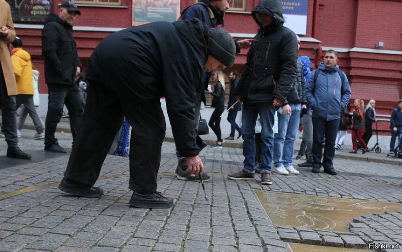 В Москве, перед входом на Красную площадь есть табличка "0 километр".
Приезжий люд монетки, на счастье,  через плечо кидает. Так местные бабки, и бомжи, реально как голуби, за монетками прыгают..