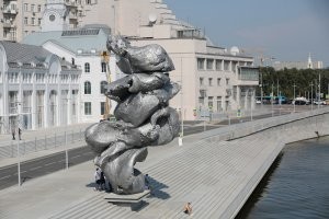 В Москве появились зеркальные матрешки в золотых кокошниках