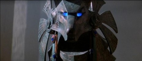 Суперский фильм. Даже сейчас смотрится  хорошо, несмотря на технологии тех лет. Храню на венике и порой пересматриваю, так же 1,2 Терминаторов, Чужие, Водный мир, Хищник, Смертельное оружие, Мортал комбат итд. В целом, на мой взгляд, тогда режиссёры более полагались на игру актёров, шикарные декорации, порой выстроенные в реальных масштабах, реалистичные спец эффекты и  добротный сценарий.  Сейчас же, тянут в киноленты посредственных негров, стрёмных баб, пропагандируют разные повесточки, а там где нужно что-то взорвать или снять с масштабом - использую хромкей и дорисовывают на компе, ну  и разумеется пытаются выехать на славе оригинальных фильмов, снимая приквелы, сиквелы, перезапуски итд.
Возможно это просто ностальгия по тем временам когда я был в начальной школе и для меня просмотр фильма на VHS был каким-то чудесным окном в чудный мир, где творятся всякие чудеса и интересности, а сейчас я взрослый, и большинство фильмов у меня вызывают уныние и разочарование. Да и в целом, я давно новинок не смотрел.. жду официальный ДВД-рип на торрентах, и в 90% случаев рад что не пошёл в кино.
Сериал,к стати был снят победнее (ну оно и понятно.. никто ен удет десятки миллионов на одну серию тратить), но тем не менее тоже  довольно хорош. Где-то на уровне Вавилон-5.