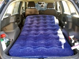 Если путешествовать вдвоем а машина - универсал, то можно и так.
Во время ночевки все содержимое багажника сложено на передних сидениях.