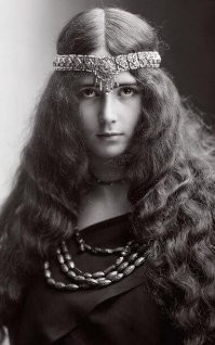 Девушки 100 лет назад...  А где девушки 200 лет назад, 300?