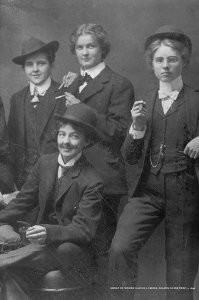 17 фото мало того, что обрезано, так это просто фэйк.  Хотя в 19 веке действительно существовали женские уличные банды, термин "Заводной апельсин" появился только в одноименной книге 1962 года Энтони Берджесса.