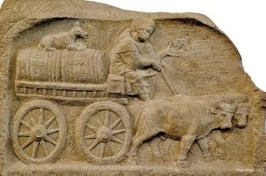 Но ведь нашли эту телегу не в таком замечательном виде, правда же? Скорее всего за 2-2,5 тысячи лет от реальной телеги остались лишь какие-то детали. В раскопе она выглядела в лучшем случае как на фото № 1. А скорее всего, намного хуже. Данная красивая конструкция - это представление наших современников, этакий исторический фейк, скорее всего. 
Но даже если такая конструкция имела место в реальности, я сильно сомневаюсь, что она:
а) была распространённой;
б) была римской (римляне появились в Германии лет шестьсот спустя);
в) использовалась для грузовых перевозок.

Наиболее распространённой в Римской империи была повозка с массивным несущим кузовом, к которому крепились неповоротные оси. На осях монтировались независимые (то есть вращавшиеся каждое само по себе) колёса. Об этом мы знаем в том числе из римских барельефов (фото  № 2 и № 3). Реконструкция такой повозки представлена на фото № 4.
Шкворень (передняя поворотная ось) был изобретён уже в Европе, в раннем Средневековье, предположительно в 7-8 вв н.э.