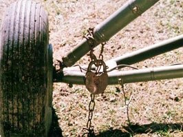 Почему на наших вертолетах стоят колесные шасси, а на американских — железные полозья