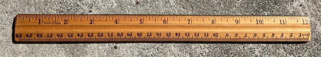 Обычная американская линейка. С надписью Made in USA.
А имперская система используется во многих областях в России.