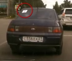 Очень похоже, что она направо собиралась, но замешкалась, поворотники не включила ну и т.д. Знак её не оправдывает, но и регу чести не делает.