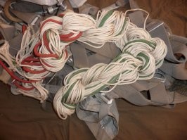 Прыгал несколько раз с высоты  800-900 метров, с купольным парашютом. Самые стрёмные ощущения, это прыжок в облака, когда низкая облачность, и ты в разрывах облаков, сверху видишь мелькающие поля, леса и дороги. И тебе туда, вот сейчас надо оттолкнуться и прыгнуть из летящего самолёта.
Ну те незабываемые несколько секунд, пока не раскрылся парашют и ты летишь и очень надеешься, что он откроется, и откроется правильно. В новых парашютах, они крепятся на специальный металлический каркас, и если ты прыгаешь в шлеме (вообще-то это обязательно, если вы не супер профи.. можно сильно ударится головой при приземлении), то из-за  этой железной конструкции нет возможности  задрать голову и посмотреть, правильно ли открылся купол. Лично я когда последний раз прыгал, понял что всё  хорошо, лишь когда сравнил скорость своего спуска, со скоростью спуска второго парашютиста, который выпрыгнул на пару секунд раньше меня.. Увидев что его купол открыт правильно, и я его не обгоняю в вертикальном снижении, я успокоился и понял что у меня тоже всё в порядке. Правда, ближе к земле чуть не столкнулись, так как он попал в поток восходящего воздуха и я чуть не влетел ногами ему купол, пришлось висеть на боковых стропах, чтоб разойтись.
Страшнее было только прыжок "роуп джампинг".. когда тебе кажется, что тебя через долю секунды размажет об асфальт, но в самый последний момент- канат дёргает тебя обратно. Пикантности ситуации, что с верёвкой я прыгал с заброшки, и сами прыжки организованы были нелегально, поэтому пролетая 6-этаж здания, я очень сильно  хотел верить, что эти ребята всё смонтировали, натянули и проверили правильно :)

Думаю пойти тандемом с 3000 м прыгнуть, останавливает только необходимость в обмнимку с каким то мужиком всё  это время лететь.
И да, камеру гоу-про можете на прыжок с собой не брать, по инструкции безопасности, тем у кого менее 100 прыжков, её нельзя надевать.  А вот берцы взять надо, чтоб зафиксировать плотно голеностоп, иначе неудачно приземлившись - можете повредить ногу..  Как бы там вас не инструктировали, приземлитесь вы наверянка всё равно криво.  Лично я последний раз приземлялся спиной по ходу движения (не успел развернуться), плюхнулся на попу, и сразу приложился головой о землю (хорошо что был в шлеме), а потом ещё меня поволокло по полю из-за сильного ветра и большой парусности парашюта.. но я там быстро сориентировался, и потянул стропы так, чтоб парашют скомкался и прекратил работать парусом. Стоял на поле довольный собой и плёл "косичку".
Всем советую сходить, если нет противопоказаний врача. Очень запоминающиеся впечатления.