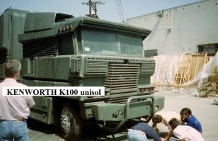 Редкий автодом Camelot Cruiser 1974 года с гаражом для двух снегоходов