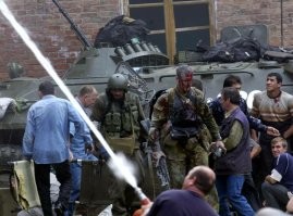 Вот они и есть настоящие Герои! Мужики, готовые не раздумывая пожертвовать самым ценным, ежедневно рискуя своей жизнью! 

Вот к ним УВАЖЕНИЕ, а не к путинским холуям из личного эскорта, непонятно за что назначаемых на высшие государственные посты и награждаемых высшими госнаградами!