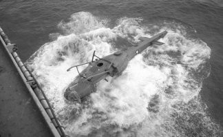 Главное преимущество колёсного шасси точечный контакт с площадкой, на которую садишься. Сесть на каком нибудь неровном пятачке и сохранить устойчивость с полозьями часто просто проблематично. Так же посадка с шасси на растянутую сеть во время качки даёт лучшую устойчивость . К тому же шасси можно сделать убирающимся, как на МИ 24 например, с полозьями этот трюк не проходит.