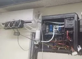 Ну тут понятно, вроде. 
Хотя, есть вопросы. 
1. куда уходят трубки в правой части кадра?
2.что делают на этом компе, что загружает проц но не трогает видеокарту?
3.А не проще было добавить ещё один радиатор?