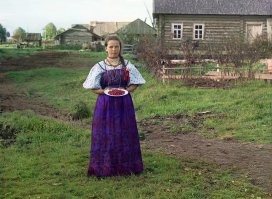 Постановочное фото. В реальности для работы за ткацким станком крестьянка вряд ли стала надевать всё самое лучшее, включая бусы.
Прокудину-Горскому также позировали во всём праздничном.