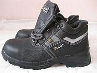 Особенно обувью. Я не представляю, как можно носить ботинки, чтоб не истерлось подошва.
Самые неубиваемые ботинки, которые у меня были выдержали 4 сезона по 5 месяцев ежедневного ношения. И это была рабочая обувь. 
Такие вот