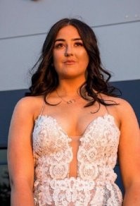 Ей 15-лет? 
Выглядит на 30