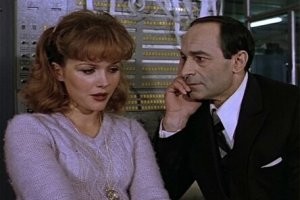 У главной героини картины «Чародеи» характер оказался не сахар. Актриса постоянно капризничала, часами гримировалась, заставляя всю съемочную группу ее ждать, забывала текст. Дошло до того, что актеры объявили ей бойкот, а Валентин Гафт поставил условие: сниматься он будет только отдельно. Общих сцен с Гафтом у Яковлевой на площадке и правда не было, и актеров потом мучительно сводили с помощью монтажа. Ну и режиссер Бромберг даже не пытался их помирить. Взаимная антипатия актеров в итоге помогла сыграть убедительнее.