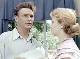 В картине «Весна на Заречной улице» сталевара сыграл Николай Рыбников, к тому времени уже советская кинозвезда, а вот на роль учительницы пригласили Нину Иванову, которая пришла в кино случайно, у нее было очень мало опыта съёмок. Рыбникову партнерша совсем не понравилась. Он не скрывал неприязни, раздражался и даже прозвал Иванову «дубиной».