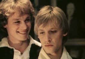 Знаменитые гардемарины, дружившие на экране, сейчас не общаются, а когда-то много ездили вместе с концертами. Дружба закончилась после картины «Королева Марго» (1996), где Жигунов выступал продюсером. Харатьян прекрасно сыграл, но во время озвучки фильма его герой заговорил голосом другого артиста. С тех пор Дмитрий обиделся и стал говорить во всех интервью, что дружбы с Жигуновым никогда и не было. «Не знаю теперь, что это было: я с ним дружил, а он со мной, похоже, нет», –  отвечал на это Сергей Жигунов. Режиссёр «Гардемаринов» Светлана Дружинина, впрочем, поддерживает версию Харатьяна - она рассказала, что Жигунов и Шевельков были недружелюбно настроены к Дмитрию и порой едва не срывали съемки телесаги о морских курсантах.