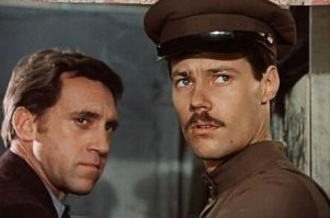 В кадре Конкин и Владимир Высоцкий были лучшими друзьями, но зрители даже не догадывались, что у главных героев знаменитого советского детектива отношения складывались непросто. Изначально в роли Шарапова Высоцкий хотел видеть своего друга из Театра на Таганке, Ивана Бортника, который в итоге сыграл в эпизоде члена банды Горбатого - Промокашку. Взяли молодого актера Конкина, чью кандидатуру одобрили тогдашний председатель Гостелерадио и главный редактор творческого объединения «Экран» Борис Хесин.