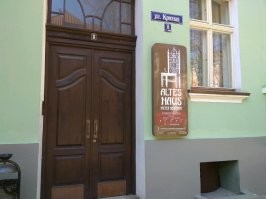 Когда был маленьким, в оставшихся от немцев домах (и я некоторое время жил в таком) во всех туалетах  бачки крепились высоко, компакт-унитазов не видел. Да и сейчас, наверное, остались. Вот, например, фото ванной комнаты кёнигсбергской музея-квартиры "Altes Haus" - бачок явно не советского происхождения. Так что в этой части автор нафантазировал.